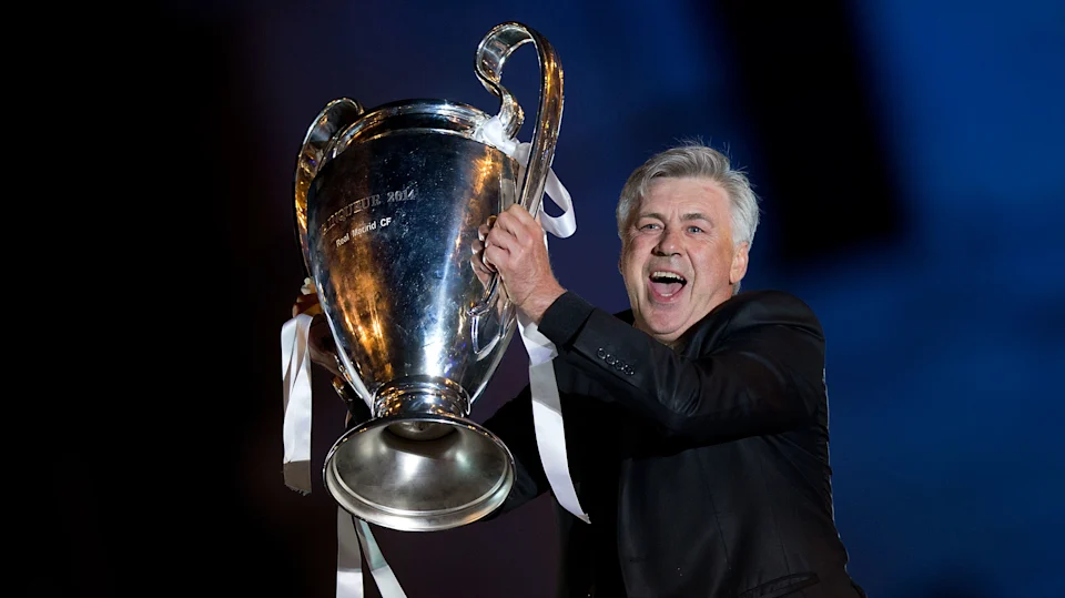 Ancelotti levantando la copa de Europa