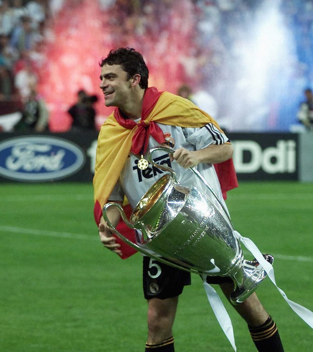 Manolo Sanchís con la Copa de Europa envuelto en la bandera de España