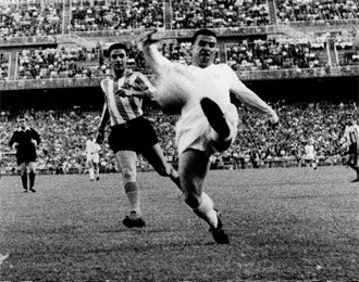 Ferenc Puskas, tirando a puerta