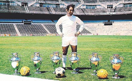 Paco Gento en el Bernabéu con las 6 copas de Europa conquistadas